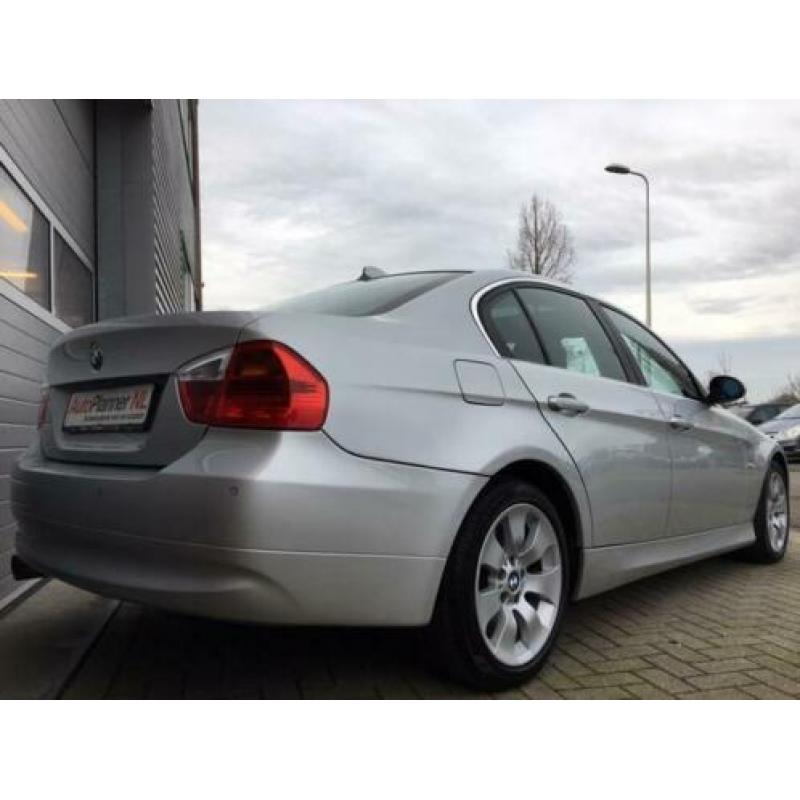 BMW 3-serie 330i! xDrive! Unieke kmstand! Dealer onderhouden