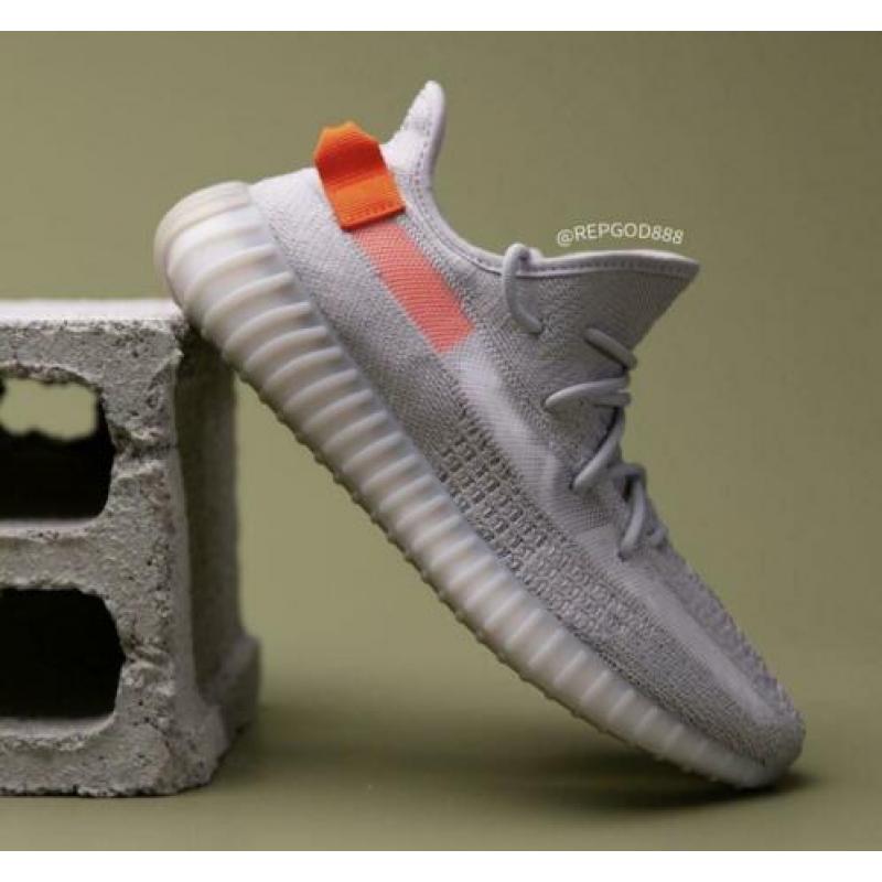 Adidas Yeezy 350 V2 Taillight maat 46