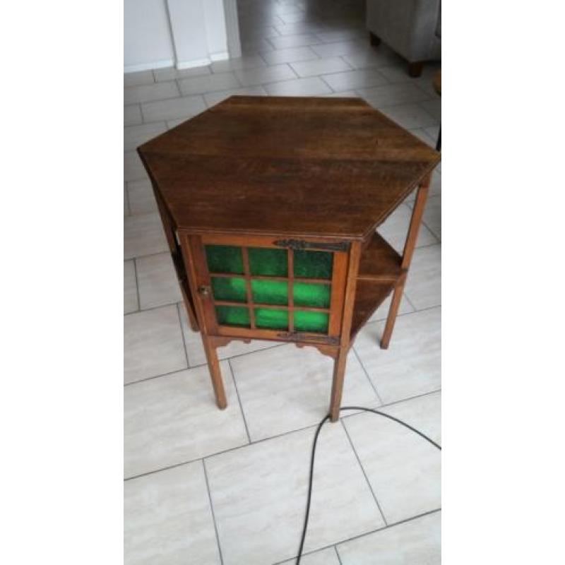 Antiek praktische hoektafel met twee deurtjes