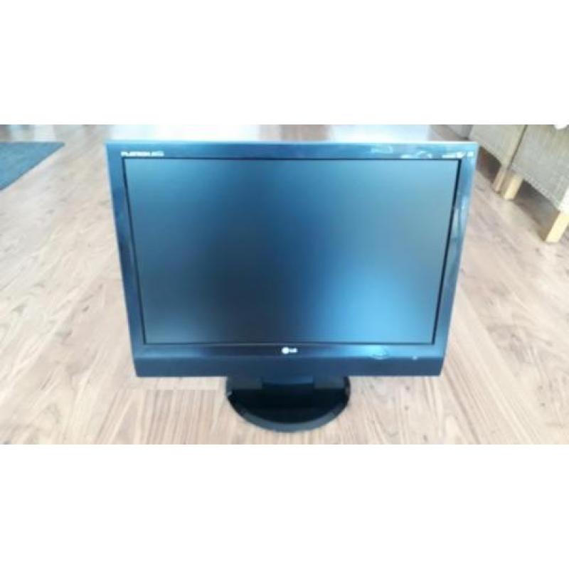 ***LG Flatron Wide TV op draaivoet***