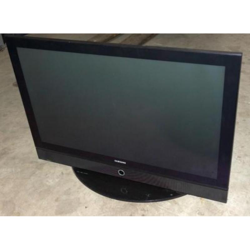 Grote Samsung 50" inch plasma tv met voet