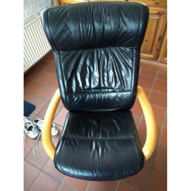 Houten zwartleren fauteuil