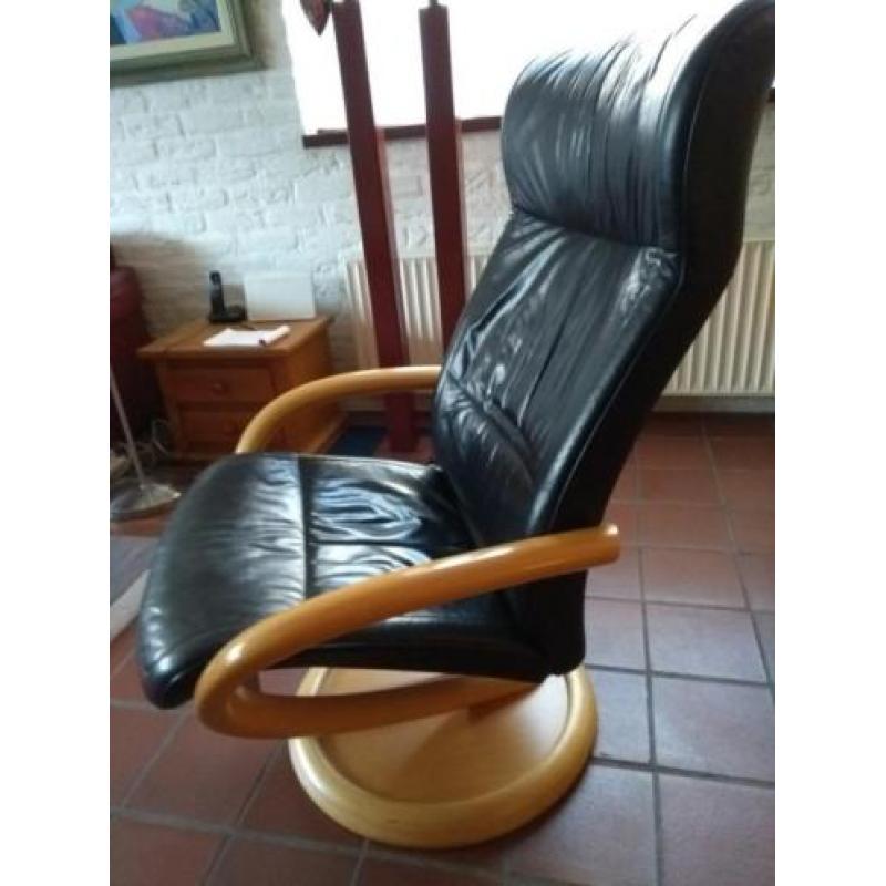 Houten zwartleren fauteuil